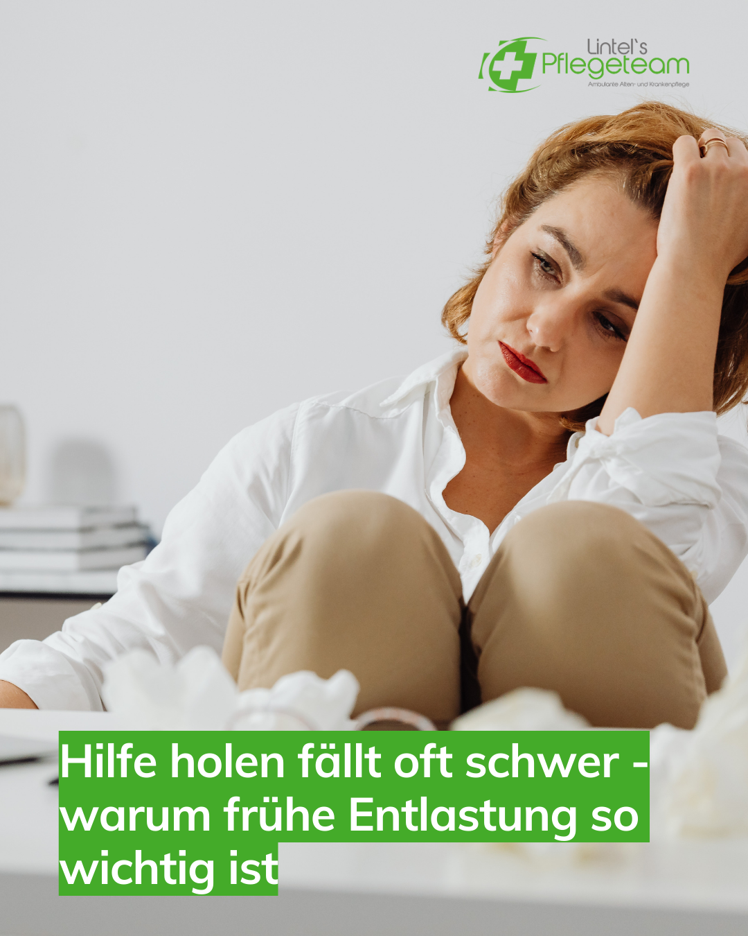 Das Bild zeigt eine Frau die gestresst und erschöpft aussieht, symbolisch für: Warum holen Angehörige oft zu spät Hilfe? Antwort: Weil Pflege oft schleichend beginnt, weil viele niemandem zur Last fallen möchten und weil Unterstützungsangebote im Alltag leicht zu spät in den Blick geraten. Dazu kommt, dass vorhandene Hilfen regional unterschiedlich zugänglich sind und organisatorisch oft komplizierter wirken, als sie am Ende tatsächlich sind. Genau deshalb ist frühe Pflegeberatung so wichtig.