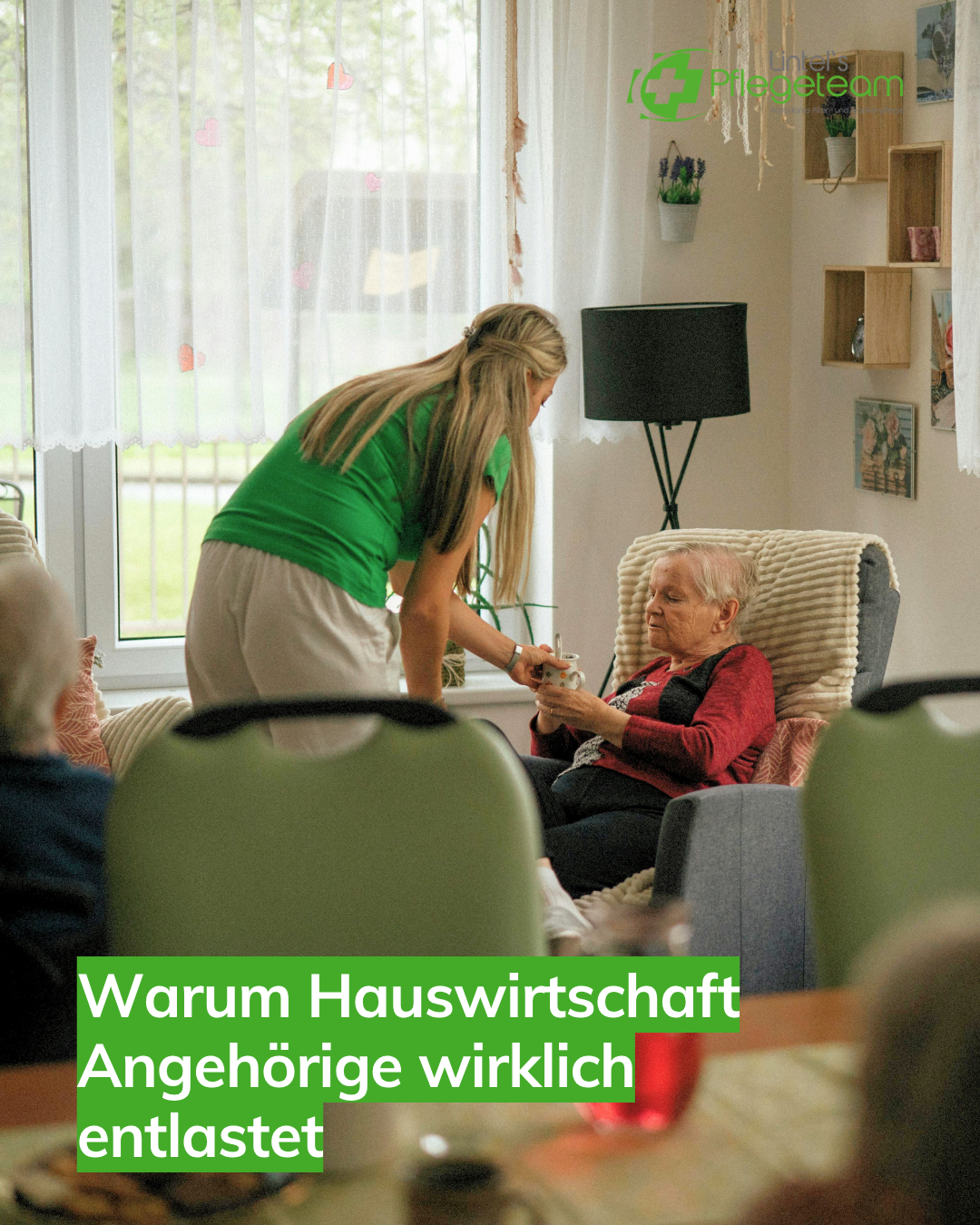 Das Bild zeigt eine Rentnerin die in einem Sessel sitzt. Sie trägt ein rotes Oberteil. Eine andere Frau mit blonden Haaren beugt sich zu ihr herunter und reicht ihr etwas. Sie trägt ein Grünes Oberteil. Symbolisch für: Warum Hauswirtschaft Angehörige wirklich entlastet